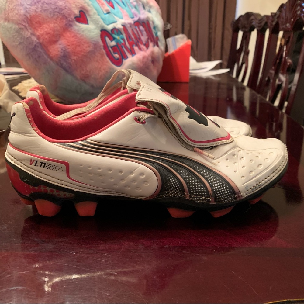 Vintage Puma V1.11 in White/Fluo Pink Soccer Cleats
